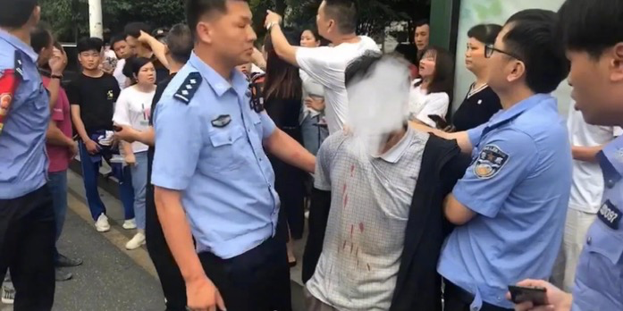 湖南郴州5名学生上学途中被男子砍伤，附近商家称行凶者精神有问题，教育局：涉案男子已被抓