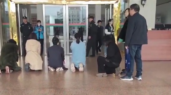 广西东兴：市民绝望下跪，呼吁政府回应房产诉求