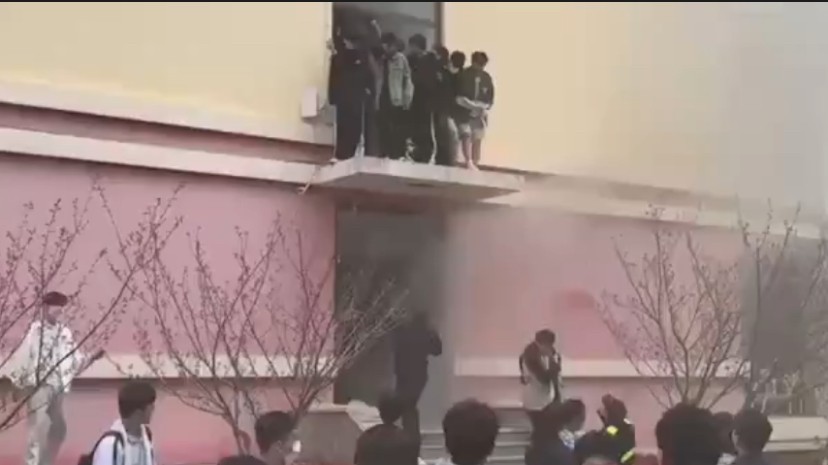 青岛黄海学院火灾事件引发争议：学生踹开门逃生，学校称为仿真演练