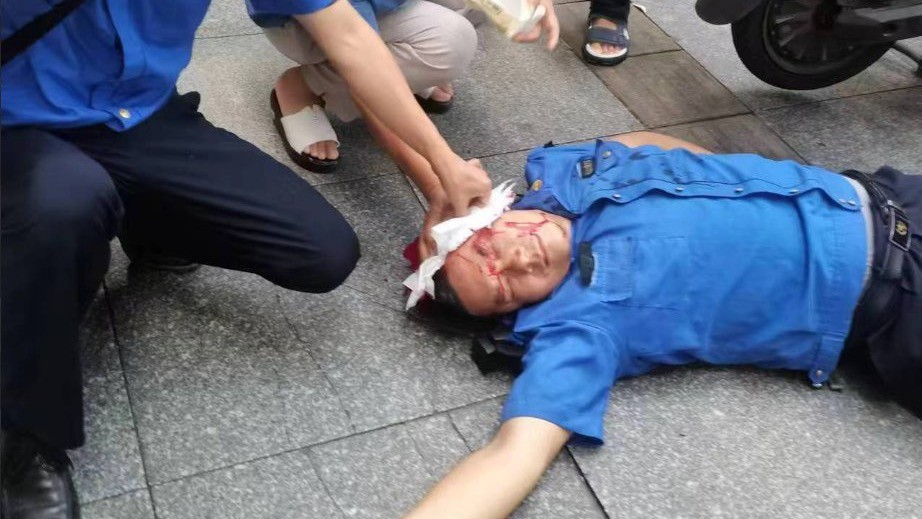 广州城管被小贩铲击头部：消火栓旁的冲突揭示制度裂痕